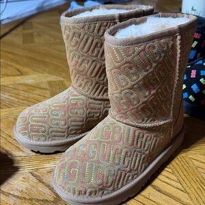 NWOT UGG Classic II Graphic Size 2
